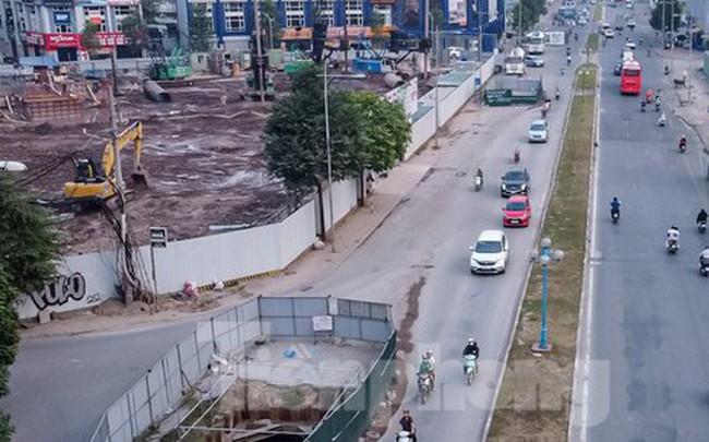 Cận cảnh loạt 9 ‘lô cốt’ án ngữ 300m đường tại Hà Nội