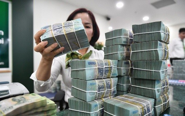 Ngân hàng tuần qua: Nhà băng đầu tiên công bố lợi nhuận 2022, Vietcombank đẩy lãi suất kỳ hạn ngắn lên kịch trần