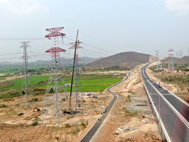 Hoàn thành di dời các điểm giao chéo đường dây 500kV với cao tốc Bắc Nam qua tỉnh Bình Thuận - Ảnh 1.