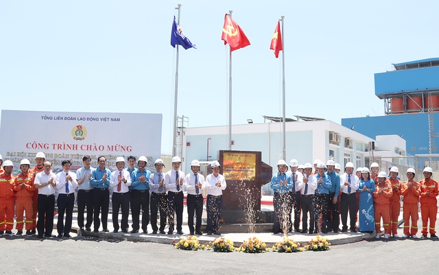 Gắn biển công trình cho dự án trạm biến áp 500kV Vân Phong và đấu nối - Ảnh 1.