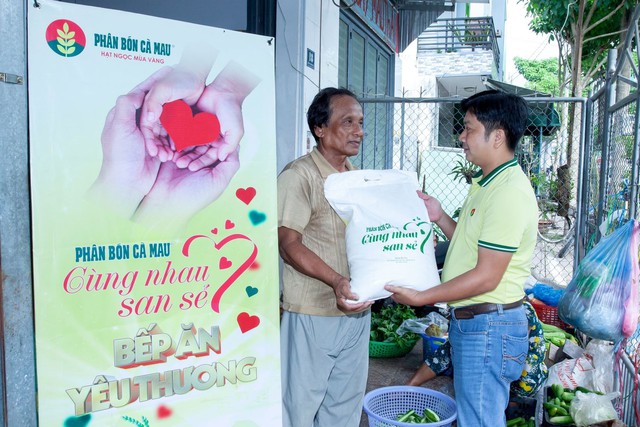 Phân bón Cà Mau trao tặng gạo cho các bếp ăn yêu thương tại Cần Thơ