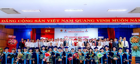 Tổng công ty Khí Việt Nam và các đơn vị trực thuộc tài trợ Quỹ “Phát triển sinh viên, Học bổng hỗ trợ sinh viên” của Trường Đại học Dầu khí Việt Nam