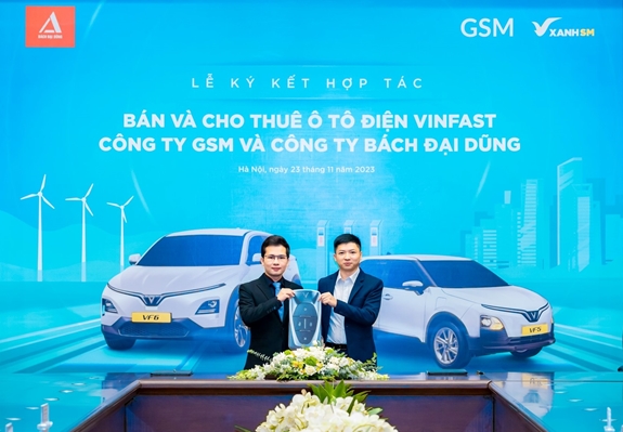 Hãng taxi thuần điện đầu tiên tại Hà Tĩnh mua và thuê 300 ô tô điện VinFast từ GSM