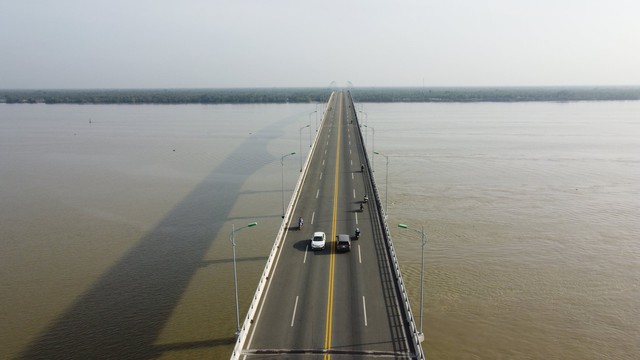 Ảnh: Cầu Cổ Chiên nối hai tỉnh Trà Vinh và Bến Tre, một trong hai cây cầu được Bộ GTVT tăng mức phí từ năm 2024.