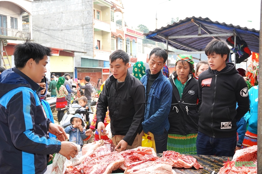 Nhộn nhịp phiên chợ miền biên giới ngày cuối năm