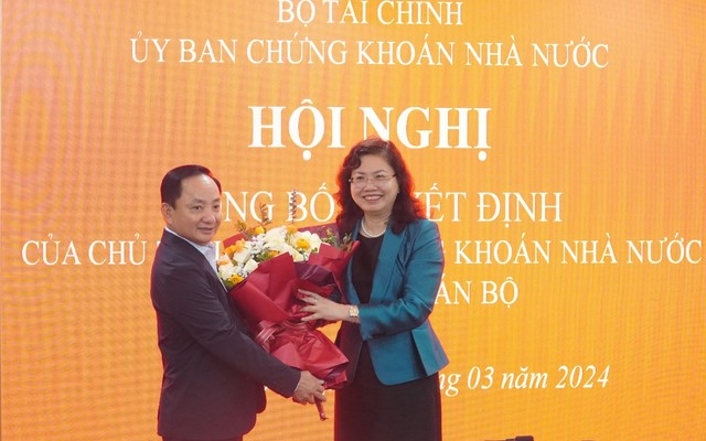 Chủ tịch UBCKNN tặng hoa chúc mừng đồng chí Trần Tiến Dũng, tân Phó Vụ trưởng phụ trách Vụ Giám sát công ty đại chúng