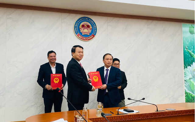 Thứ trưởng Bộ Tài chính Nguyễn Đức Chi trao Quyết định cho ông Lương Hải Sinh - tân Chủ tịch Hội đồng thành viên Sở GDCK Việt Nam