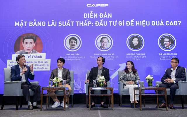 Ông Lê Anh Tuấn, Giám đốc đầu tư Công ty quản lý quỹ Dragon Capital (thứ 2 từ trái qua)