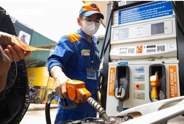 Giá xăng dầu đồng loạt giảm, giá xăng RON 95 mất mốc 25.000 đồng/lít