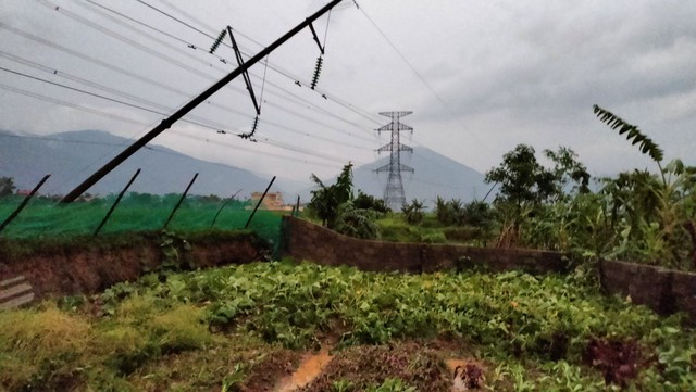 EVNNPC khẩn trương khắc phục sự cố lưới điện do mưa lớn, lốc xoáy