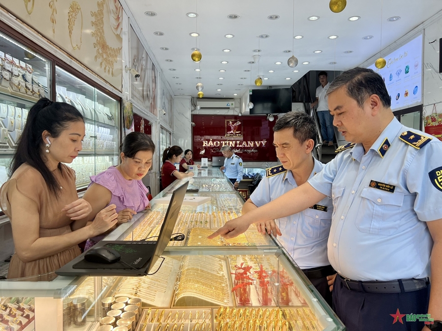 Đồng loạt kiểm tra 3 cửa hàng kinh doanh vàng trên địa bàn Hà Nội