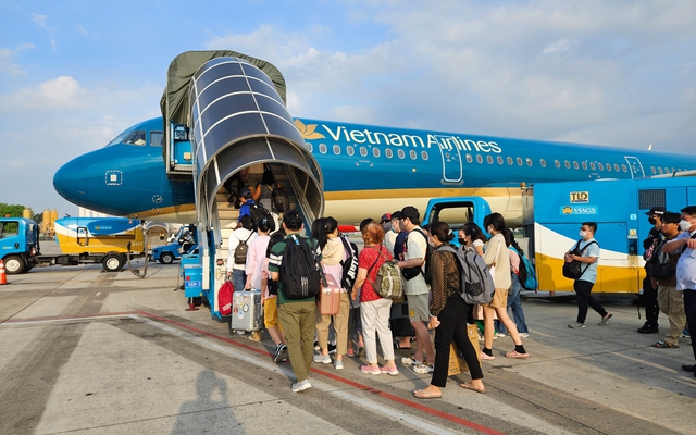 Nhà đầu tư chứng khoán xếp hàng lên “tàu bay” Vietnam Airlines