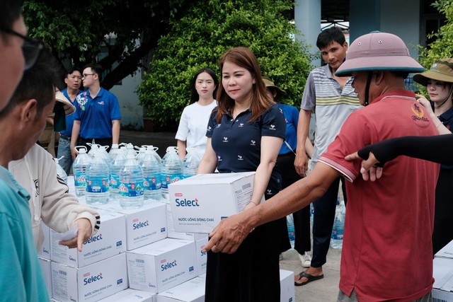 Saigon Co.op trao tặng nước sạch cho bà con vùng hạn mặn Gò Công, Tiền Giang