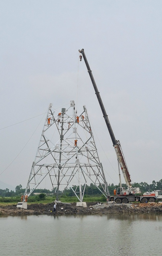 Huy động tổng lực, gấp rút dựng cột, kéo dây dự án đường dây 500kV mạch 3