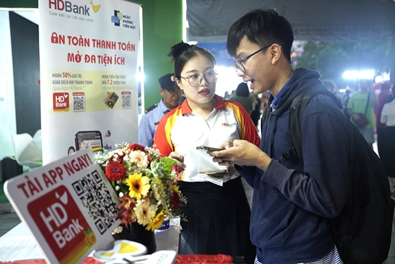 HDBank triển khai hàng loạt ưu đãi cho khách hàng thanh toán không tiền mặt.