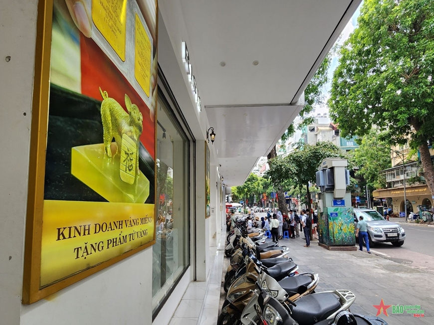 Hà Nội: Người dân đổ dồn đi mua “vàng bình ổn giá” trong ngày đầu tiên