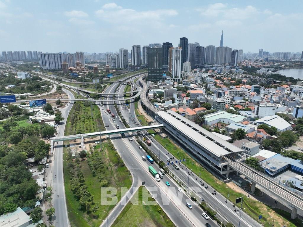 Xây dựng xong 9 cầu bộ hành ga metro số 1 trong tháng 9