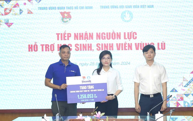 Chương trình ‘Vượt thiên tai – Tiếp bước tương lai’ của Vinamilk hỗ trợ 6 tỷ đồng cho trẻ em vùng bão lũ