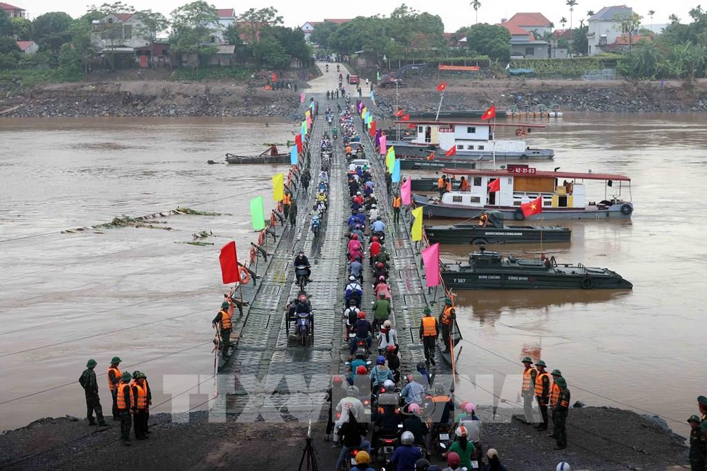 Thông xe cầu phao thay thế tạm cho cầu Phong Châu bị sập