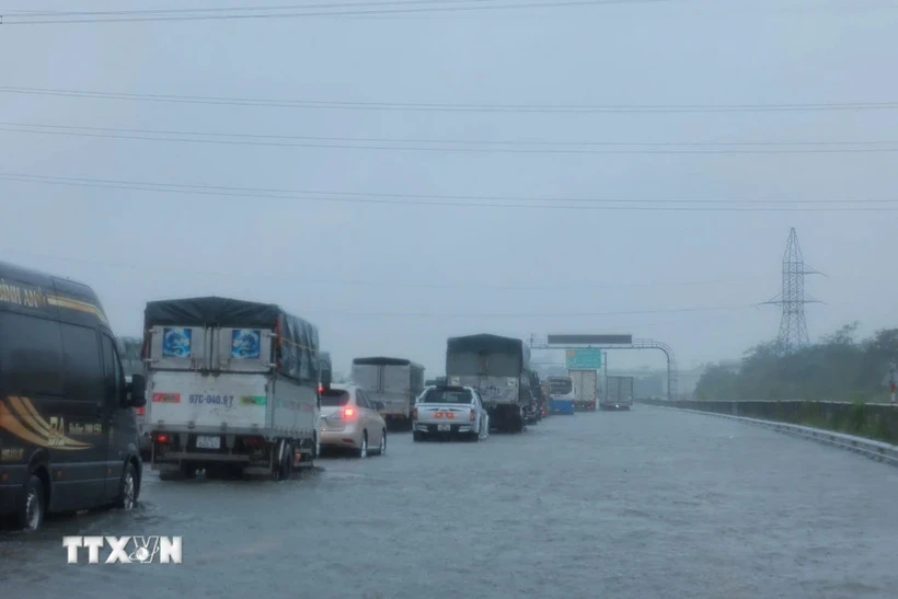 Vận hành hết công suất trạm bơm để chống ngập cao tốc Pháp Vân – Cầu Giẽ