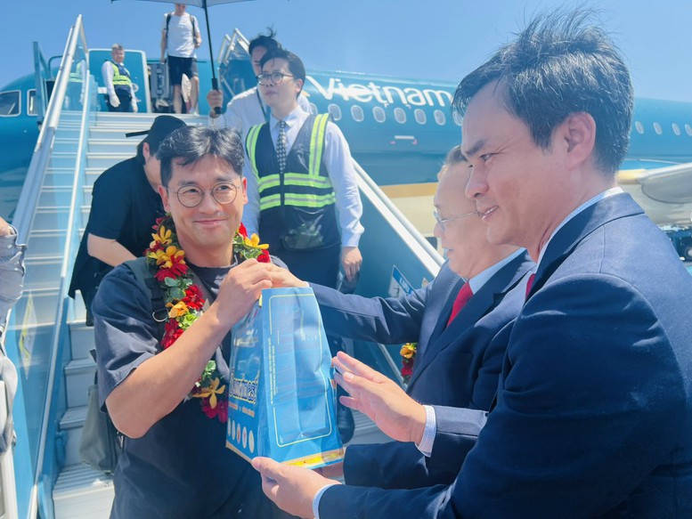 Vietnam Airlines chào đón hành khách thứ 9 triệu đến Khánh Hòa