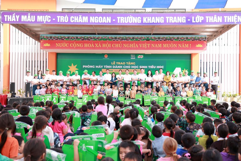 Nestle’ MILO trao tặng máy tính cho các trường tiểu học vùng cao