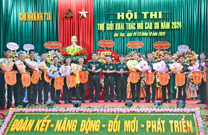 Đồng chí Lục Văn Thông đoạt danh hiệu “Bàn tay vàng” Hội thi thợ giỏi khai thác mủ cao su năm 2024