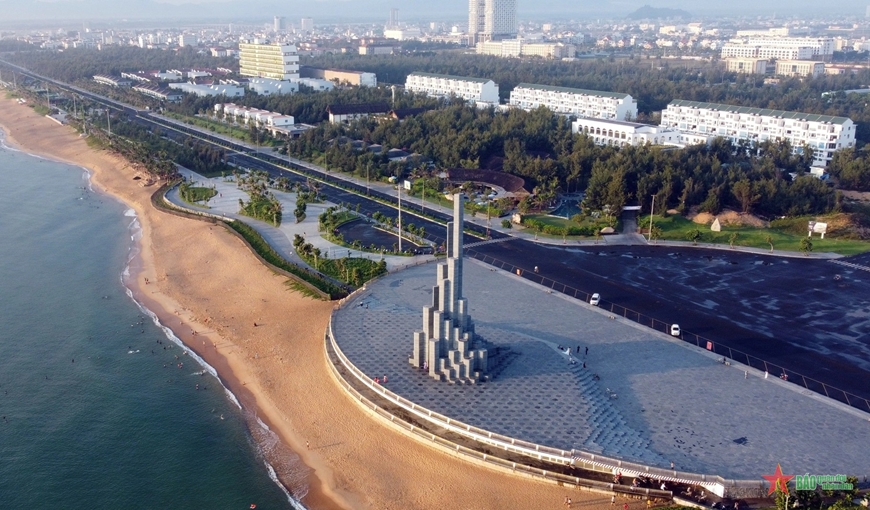 Trải nghiệm taxi điện mini ở “Xứ sở hoa vàng trên cỏ xanh”