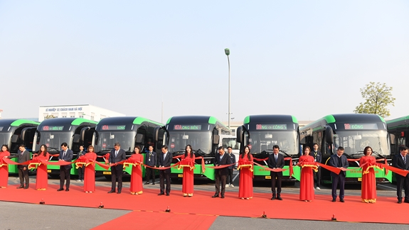 Cận cảnh mẫu xe buýt điện đô thị vừa ra mắt của VinFast