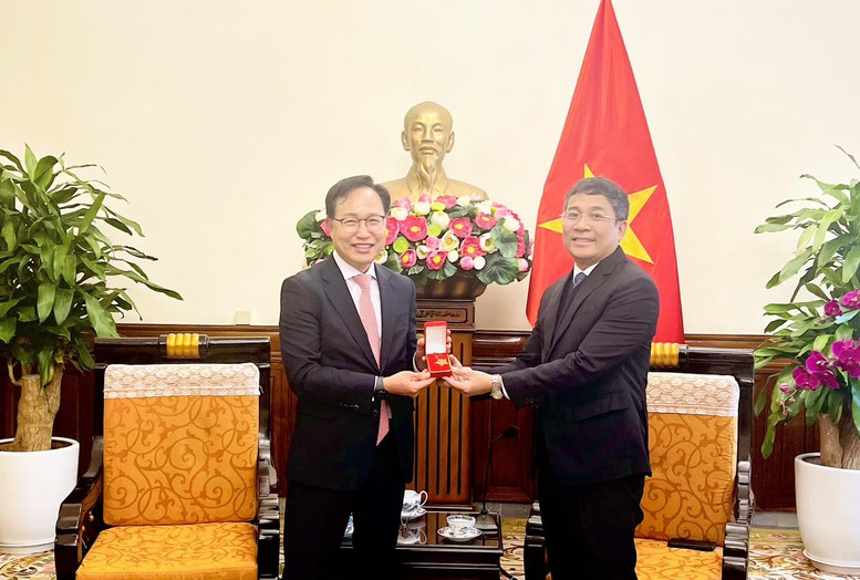 Trao kỷ niệm chương ‘Vì sự nghiệp ngoại giao Việt Nam’ cho Tổng Giám đốc Tổ hợp Samsung Việt Nam