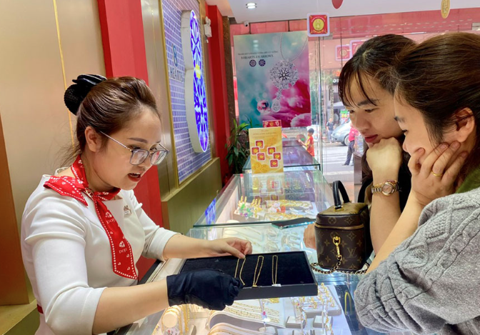 Giá vàng chiều nay (8-3): Giảm nhẹ nhưng vẫn neo ở mức cao