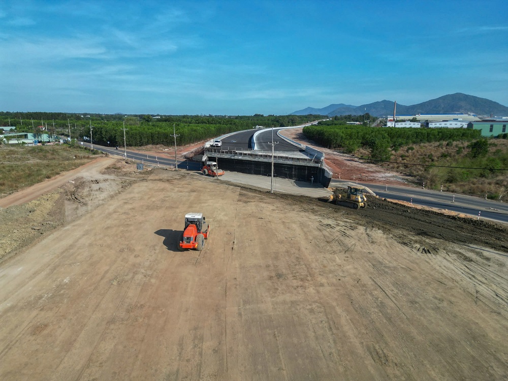 Bộ Xây dựng nêu giải pháp xử lý nền đất yếu và kết cấu nền, móng mặt đường