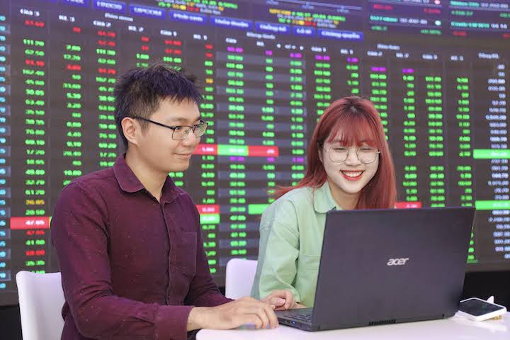 VN-Index tăng gần 19 điểm, cổ phiếu VHM và VIC tím trần