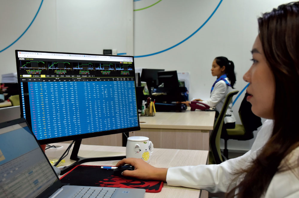 VN-Index tiến sát mốc 1.350 điểm