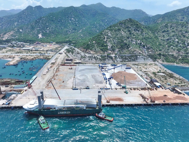 Cảng biển quốc tế Trung Nam Cà Ná đón chuyến tàu chuyên chở thiết bị điện gió đầu tiên