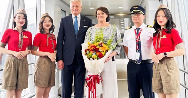 Tổng thống Litva đến Hà Nội trên chuyên cơ Vietjet