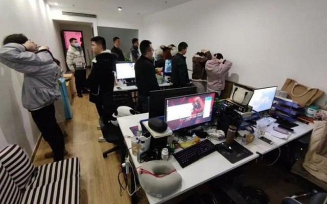 Vạch trần hoạt động tại văn phòng lừa đảo chứng khoán: Không được đi làm bằng xe công nghệ, cơm trưa đem đến tận nơi, không ra khỏi chỗ làm hoặc tiếp xúc với người khác