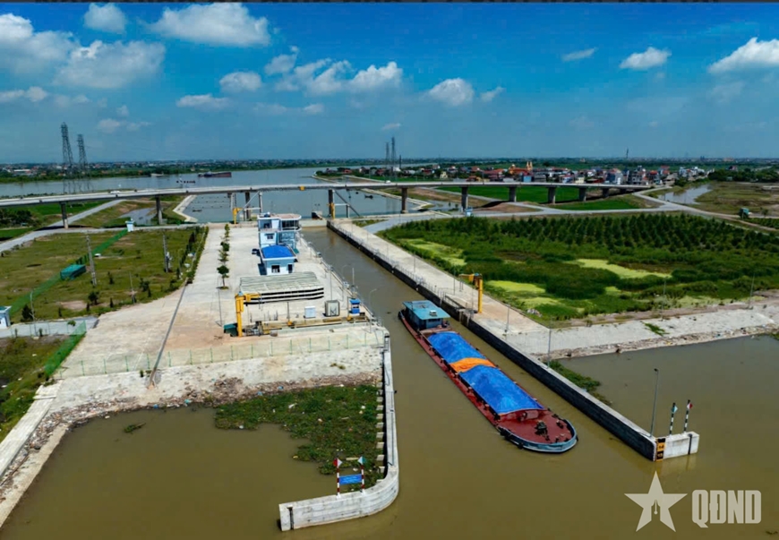 Giao thông đường thủy có trạm xăng dầu hiện đại đầu tiên