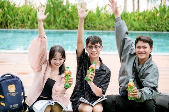 Người trẻ háo hức chờ quay số tìm những khách hàng trúng 20 đến 100 triệu đồng của Trà Xanh Không Độ