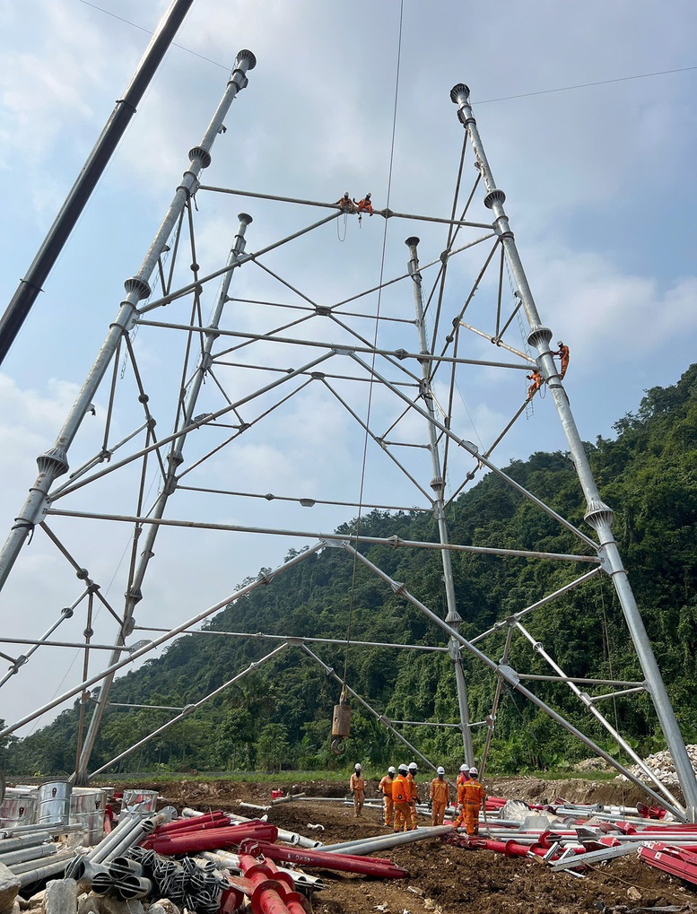 Gần 600 kỹ sư, công nhân EVNNPT ‘tiếp sức’ cho dự án đường dây 500kV Lào Cai – Vĩnh Yên