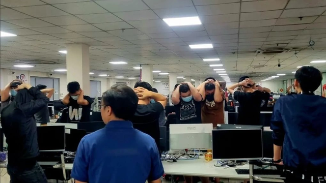 Đột kích 1 cơ sở lừa đảo, cảnh sát phanh phui đường dây mạo danh công ty chứng khoán với chiêu thức rất bài bản, bắt giữ 2 đối tượng cầm đầu