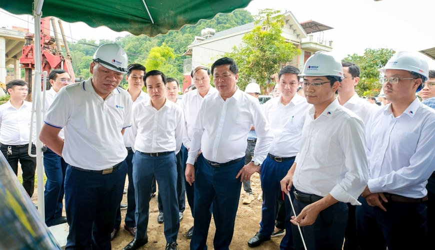 Vượt bất lợi thời tiết, bảo đảm mục tiêu thông tuyến cao tốc Đồng Đăng – Trà Lĩnh