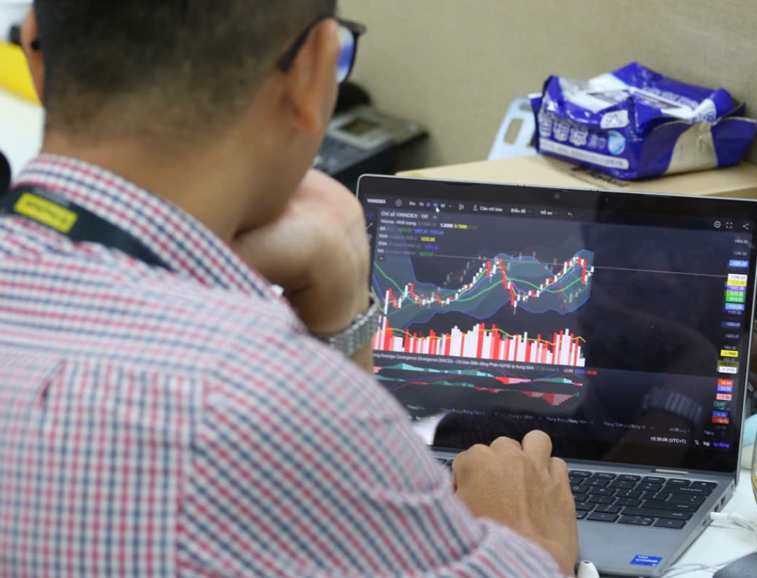 VN-Index giảm hơn 12 điểm phiên đầu tuần