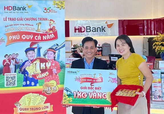 HDBank trao thưởng 1 ký vàng SJC cho nữ khách hàng tại TP Hồ Chí Minh