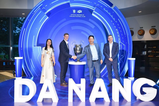 Chủ tịch FPT Trương Gia Bình đích thân đón chiếc cúp danh giá nhất Châu Âu đến Đà Nẵng