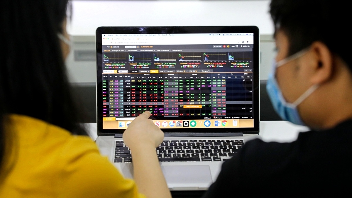 Chứng khoán vượt 1.660 điểm