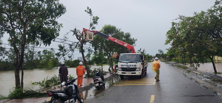 Hà Tĩnh: Nỗ lực khôi phục hệ thống điện lực, viễn thông
