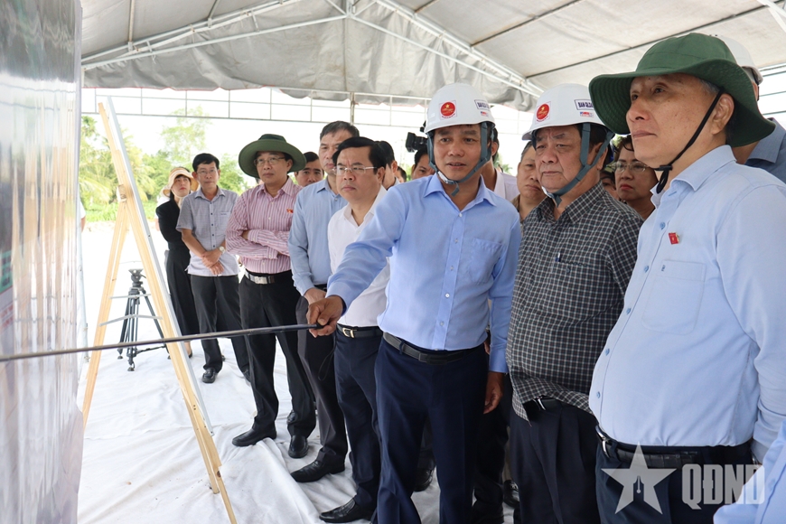 Phó chủ tịch Quốc hội Lê Minh Hoan khảo sát dự án đường Hồ Chí Minh tại An Giang