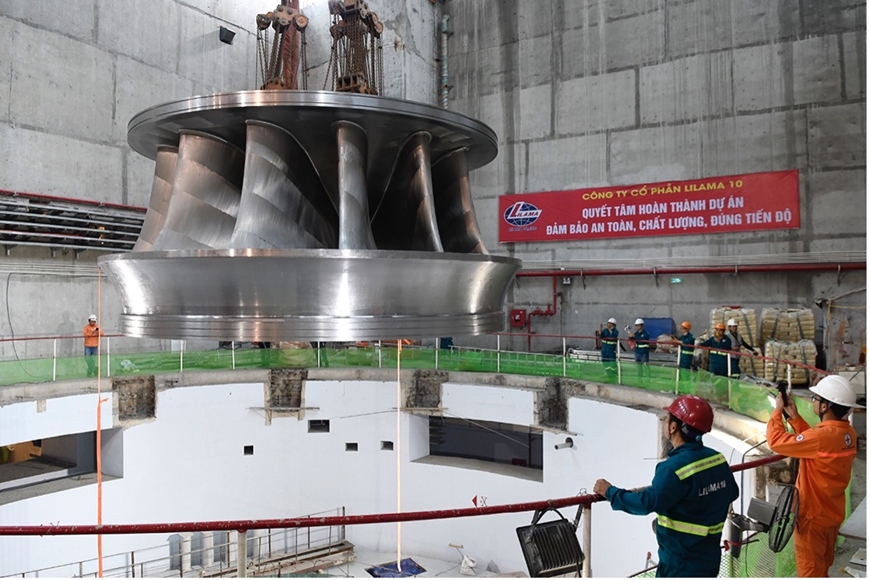 Lắp đặt thành công bánh xe công tác tổ máy số 2 thủy điện Hòa Bình mở rộng