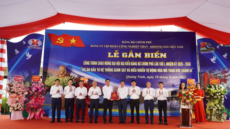 Đảng ủy TKV gắn biển công trình chào mừng Đại hội đại biểu Đảng bộ Chính phủ lần thứ I, nhiệm kỳ 2025 – 2030